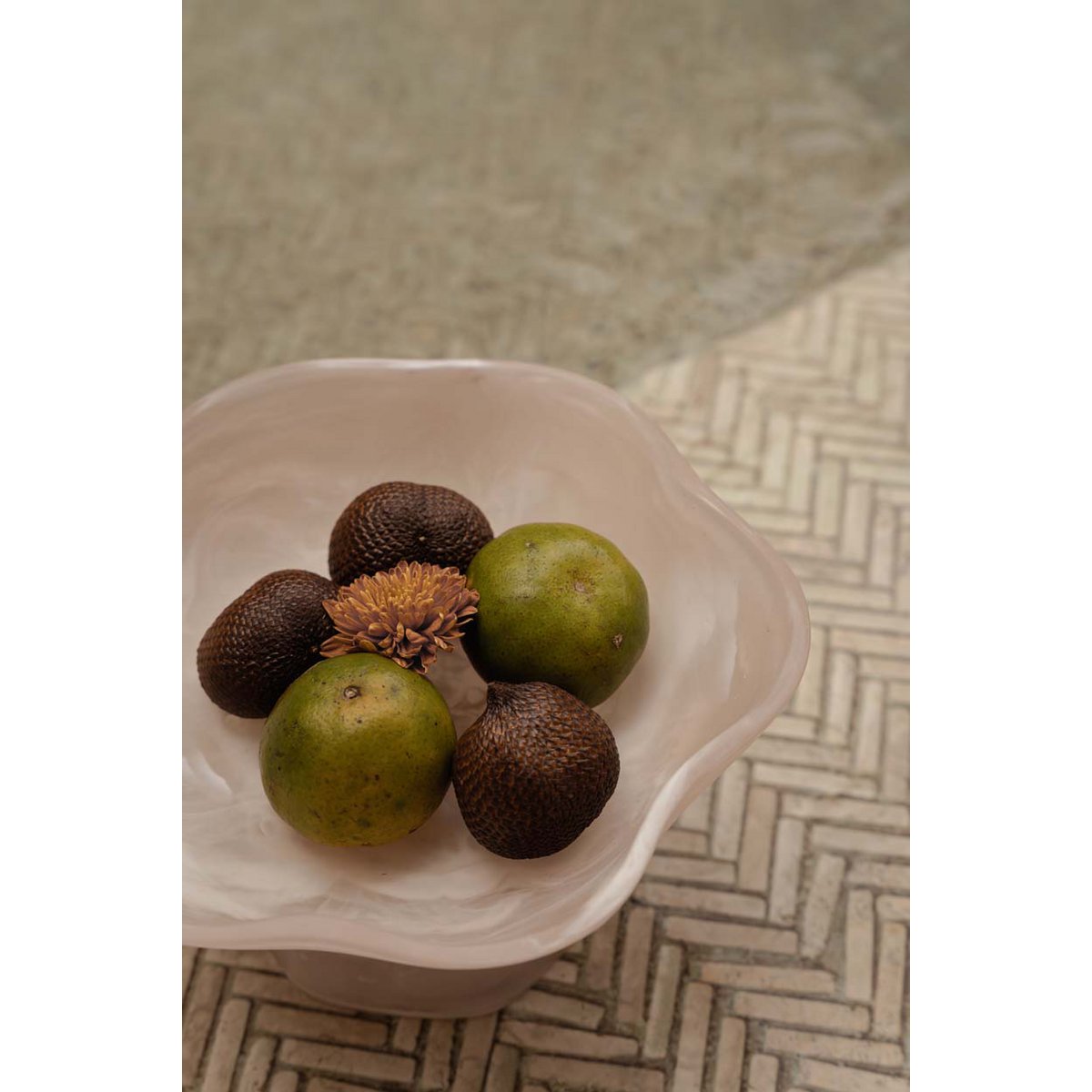 Fruitschaal op voet van hars roze/wit - OutHome