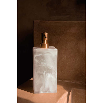 Zeepdispenser van hars roze/wit