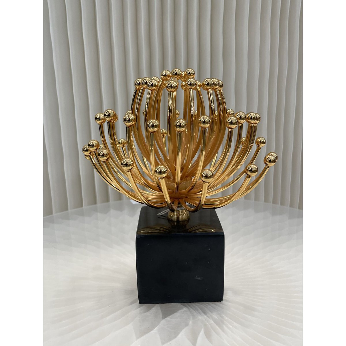 Metalen bloemdecoratie goudkleurig