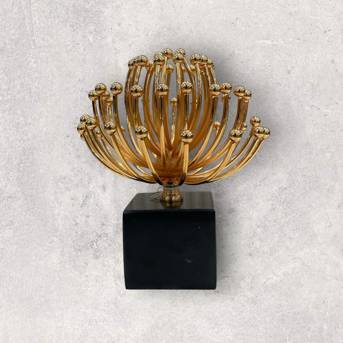 Metalen bloemdecoratie goudkleurig