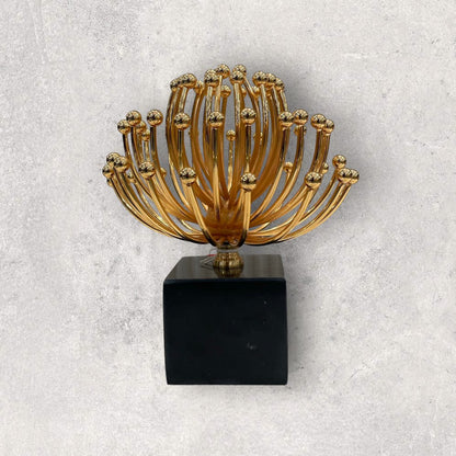 Metalen bloemdecoratie goudkleurig