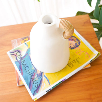 Vaas Sana Klei Wit met Rotan Handvat