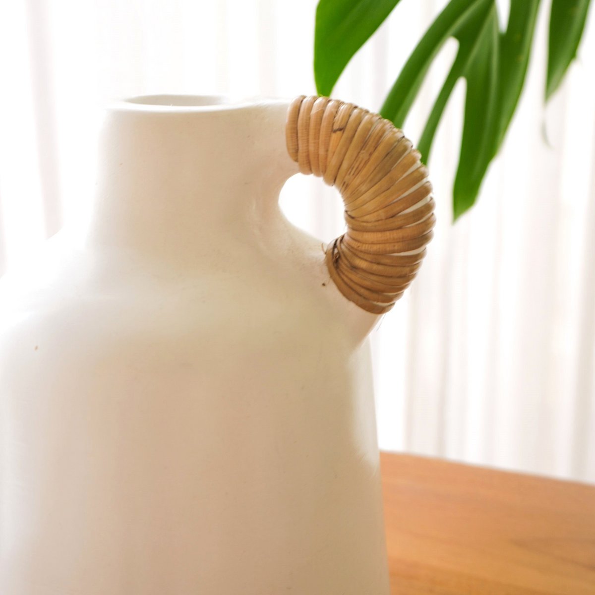 Vaas Sana Klei Wit met Rotan Handvat