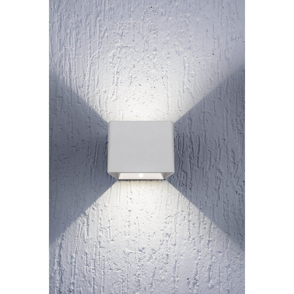 Noteloze wandlicht "kubus" magnetisch, ca. 10 x 10 cm, gemaakt van wit metaal, met bewegingssensor - OutHome