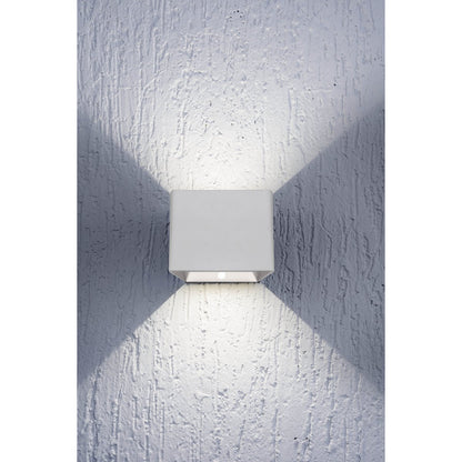 Noteloze wandlicht "kubus" magnetisch, ca. 10 x 10 cm, gemaakt van wit metaal, met bewegingssensor - OutHome
