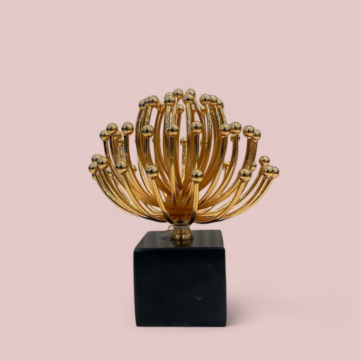 Metalen bloemdecoratie goudkleurig